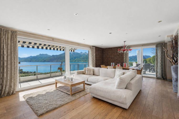 Appartamento duplex con caratteristiche da villa e vista mozzafiato sul lago.