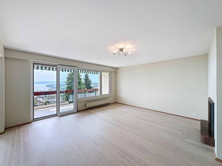 Elegante appartamento di 4,5 locali con balcone ad Auvernier, tra lago e vigneti.