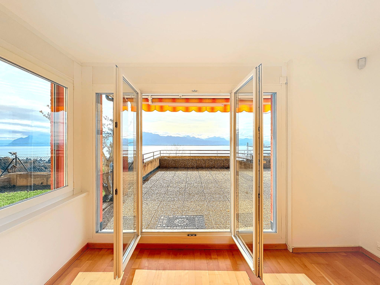 Bright Apartment with Terrace, Garden and View