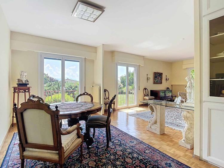 Affascinante villa familiare di oltre 400 mq con vista lago