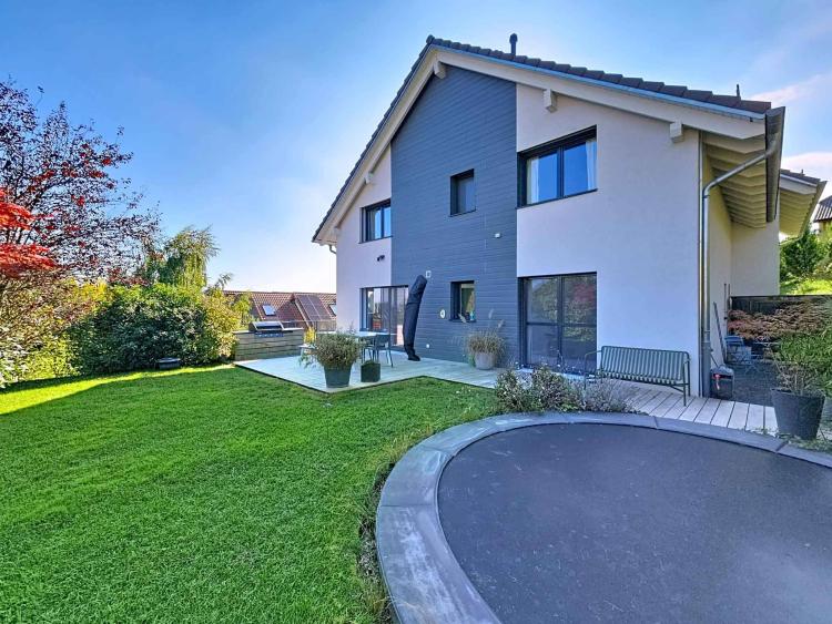 Villa bifamiliare contemporanea con giardino!