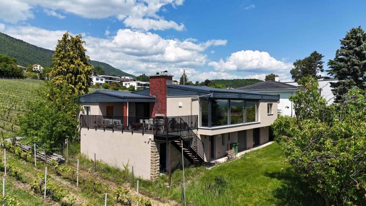 Villa di lusso nel cuore dei vigneti con vista lago mozzafiato