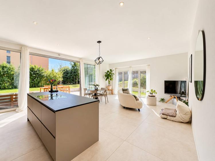 Elegante appartamento di 3,5 locali con terrazza e giardino privato.