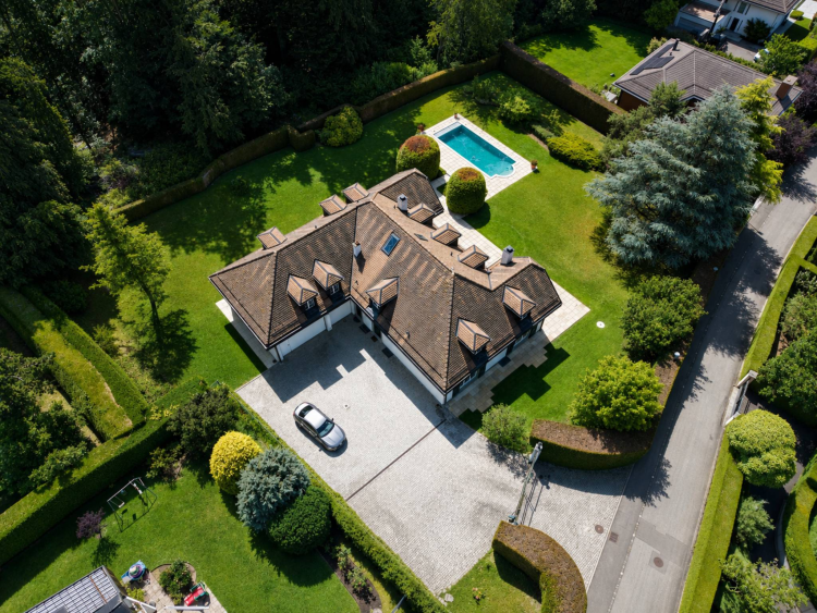 Casa familiare di 10 stanze immersa nel verde.