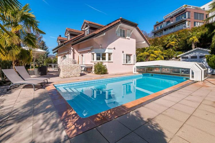 Magnifica villa familiare con piscina e vista lago.