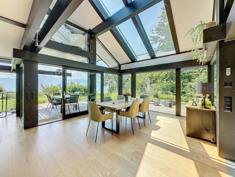 Stunning "Huf Haus" with a beautiful view of the lake and mountains!