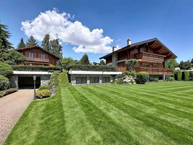 FUORI MERCATO - Tenuta con 2 chalet individuali collegati da seminterrati