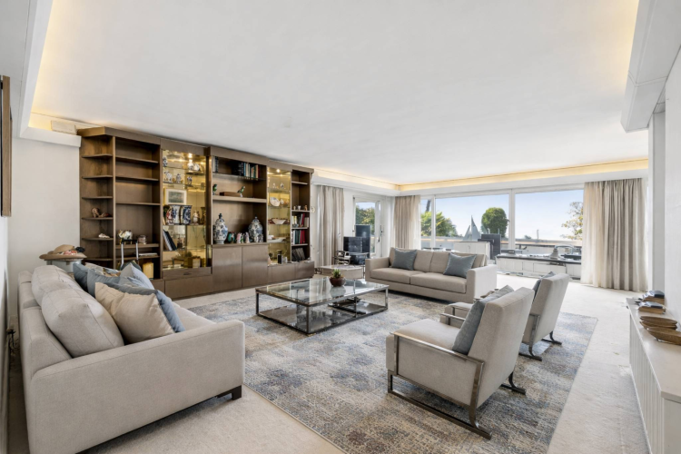 Character waterfront apartment, on Quai des Fleurs
