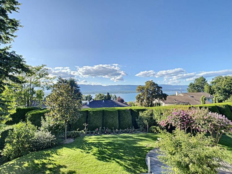 Incantevole casa da ristrutturare con vista lago