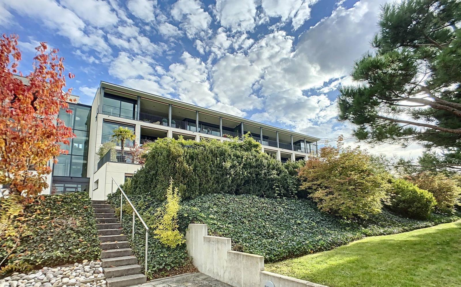 Spazioso appartamento contemporaneo con vista lago