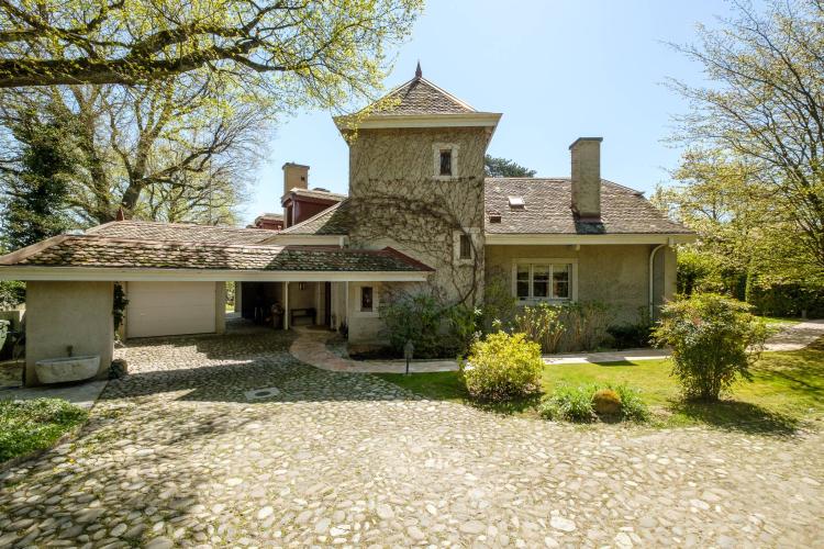 Magnifico maniero alle porte della città