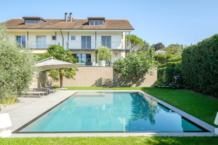 Magnifica villa con piscina e vista lago