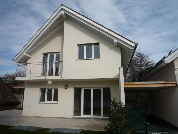 Ravissante villa jumelée par les garages, en pignon