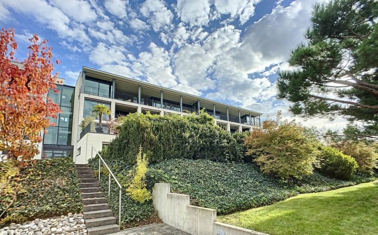 Spazioso appartamento contemporaneo con vista lago