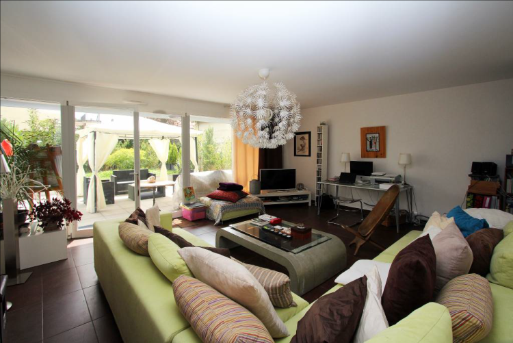 Per investitori, affittato duplex di 6 locali con terrazze e giardino