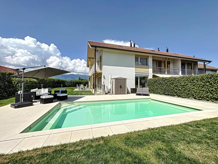 Magnifica casa di paese a due falde con piscina