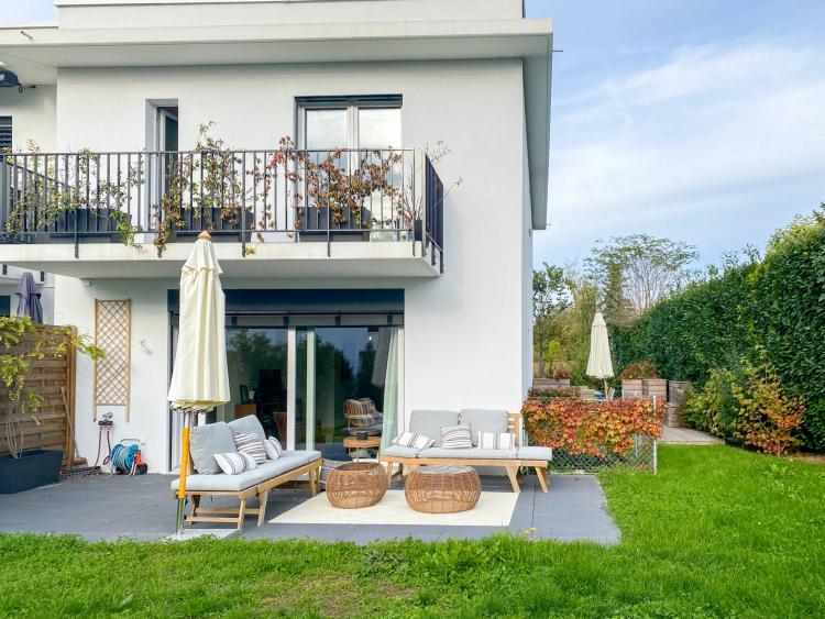 Bella villa contemporanea contigua, a due falde e calma assoluta