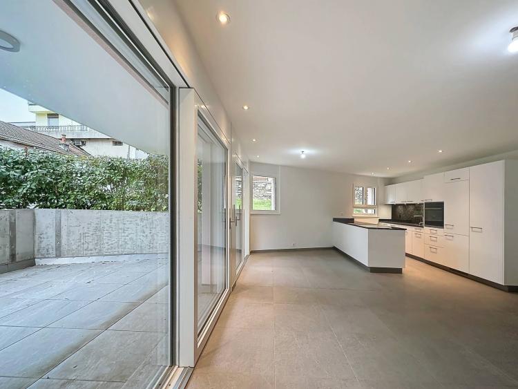 Magnifico nuovo appartamento di 4,5 locali al piano terra con terrazzo