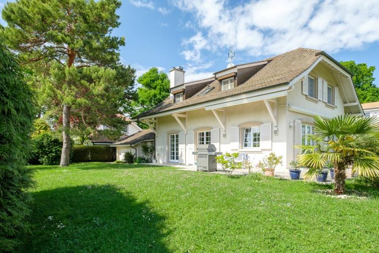Elegante villa indipendente in zona tranquilla