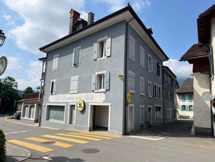 YIELD-PROPERTY WITH COMMERCIAL PREMISES AND APARTMENTS