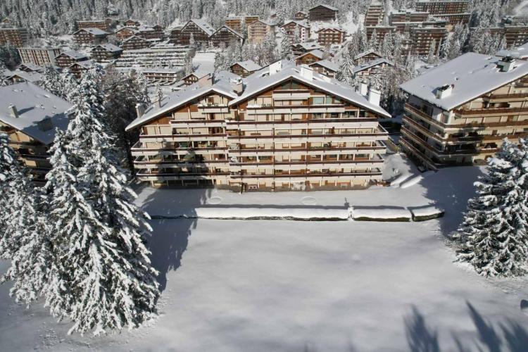 Appartamento attico di 6,5 locali con vista sul campo da golf e panorama mozzafiato + studio.