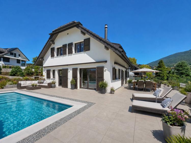 Nuovissima! Villa indipendente con piscina e magnifica vista lago. 