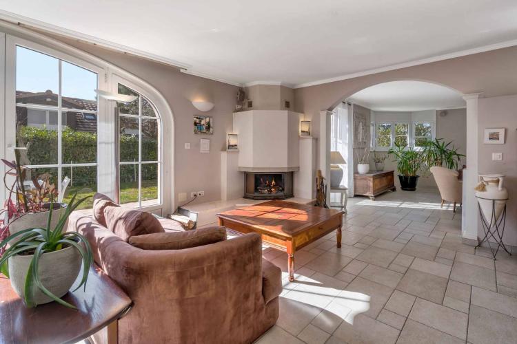 Prächtige Familienvilla mit Swimmingpool und Seeblick