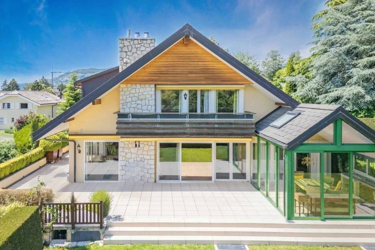 Family villa with lake view, indoor pool and large garden