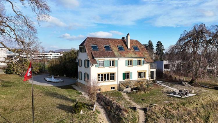 Incantevole residenza con accesso diretto al lago.