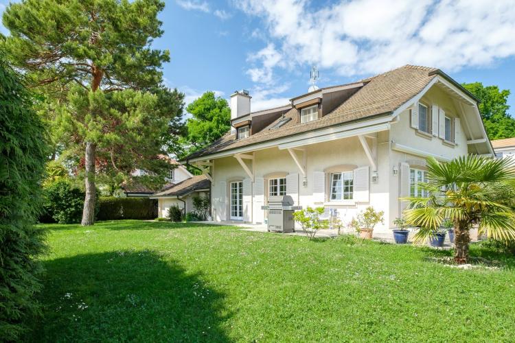 Elegante villa indipendente in zona tranquilla