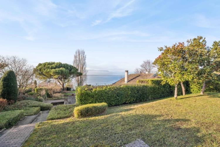 Villa progettata da un architetto con vista sul lago e accesso, molo privato