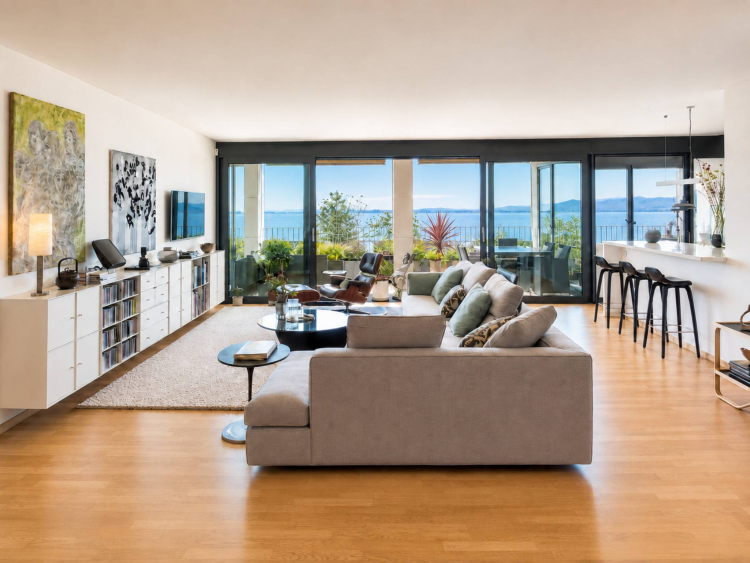 Spazioso appartamento contemporaneo di 5,5 locali con vista panoramica.