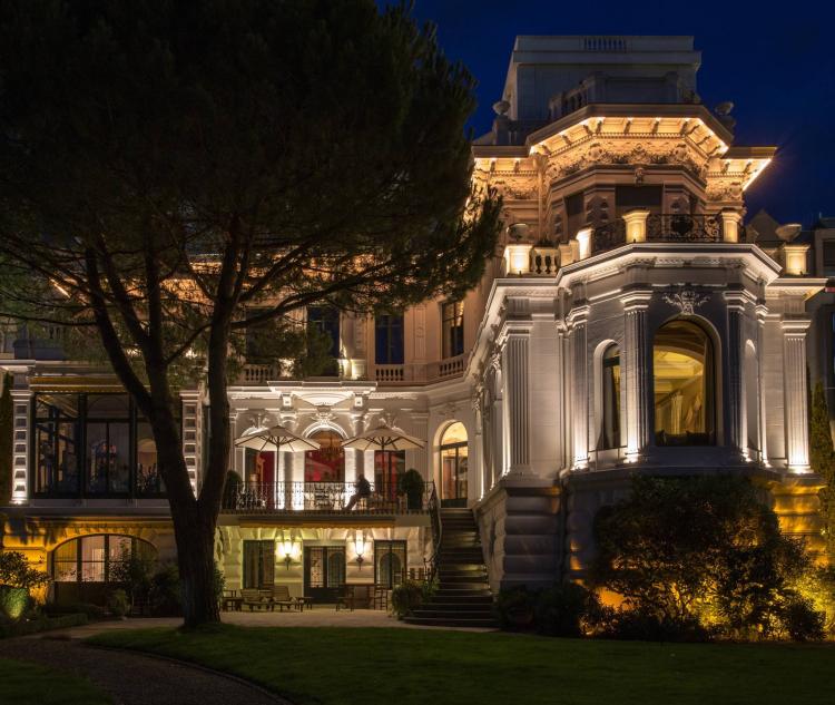 Perla architettonica in riva al lago