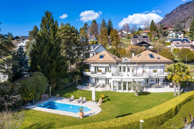 Exceptional 8.5-Room Property with Panoramic Views and Pool
