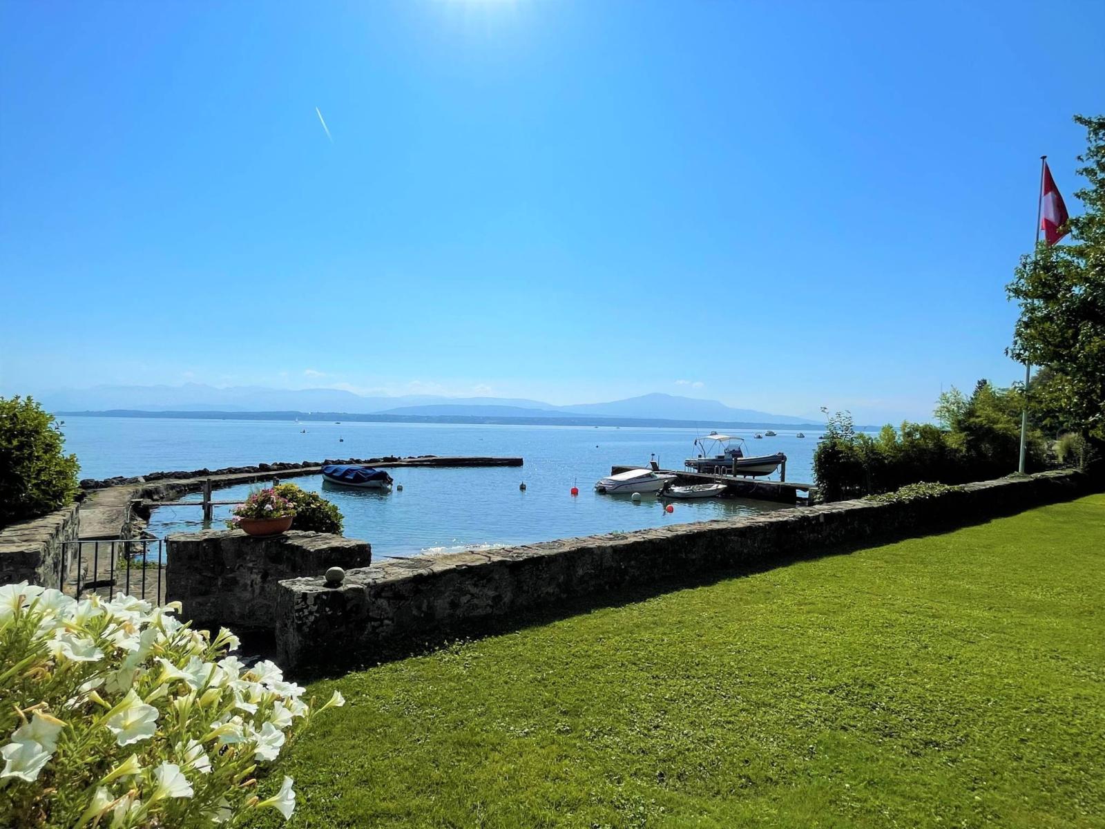 Proprietà del padrone direttamente sull'acqua con porto privato