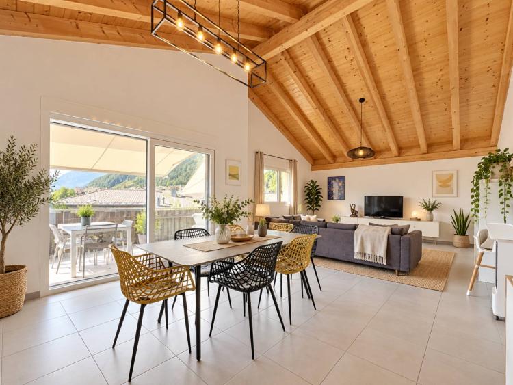 All'ultimo piano, un magnifico appartamento di 4,5 locali con vista sulle montagne.
