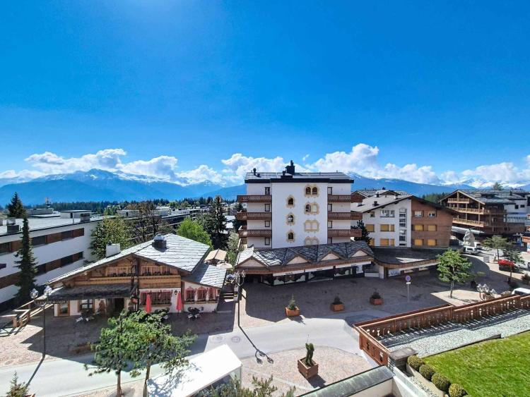 Spazioso appartamento di 7,5 locali, situato in posizione ideale nel cuore del resort