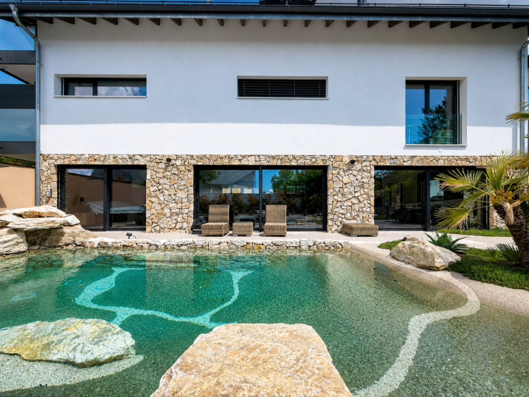 Struttura moderna con piscina e area benessere.