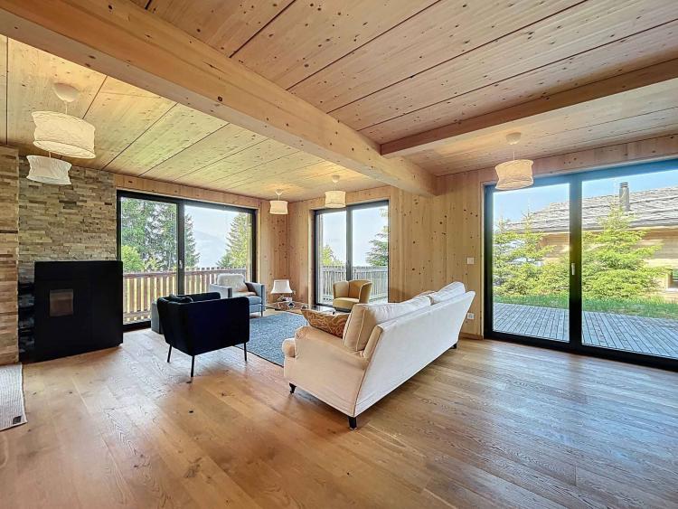 Chalet contemporaneo con vista panoramica sulle montagne.