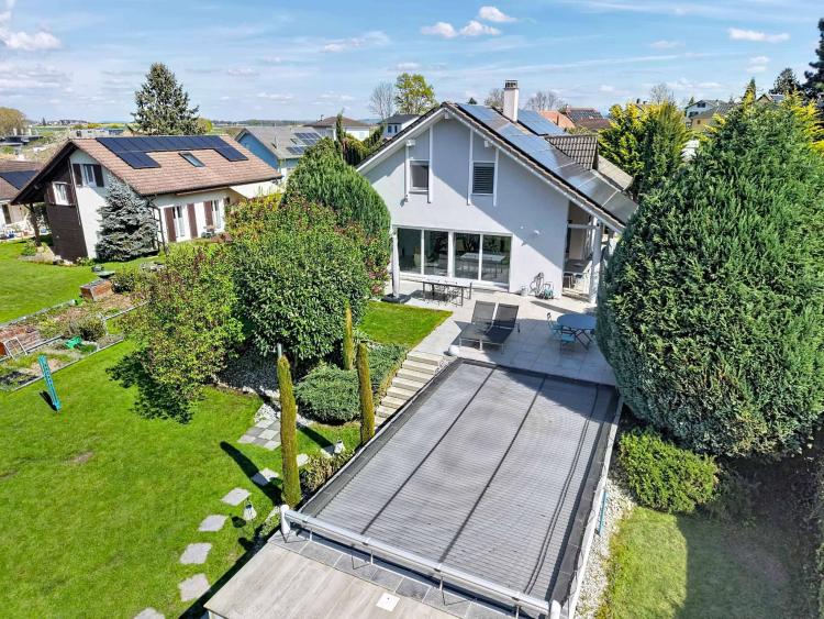 Magnifica villa indipendente con 5,5 locali e piscina riscaldata.