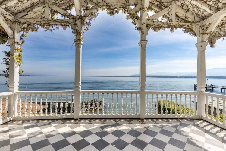 Magnifica villa sul lungomare con dependance e porto privato.
