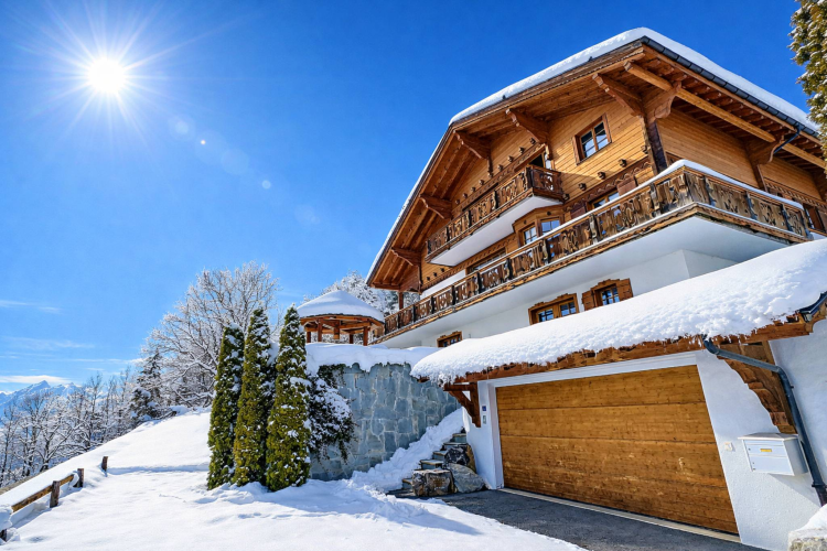 Uno chalet eccezionale immerso nel verde, con viste spettacolari sulle Alpi.