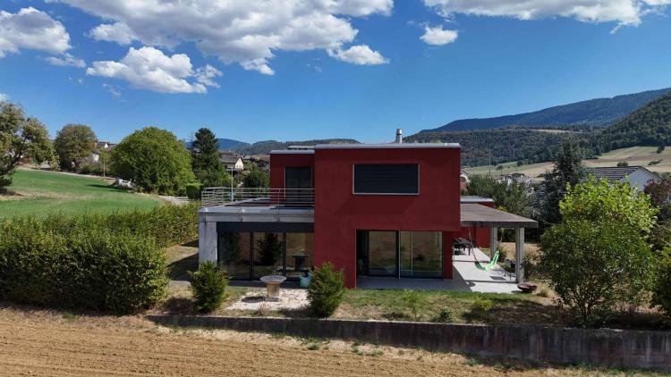 Villa familiare con spazio professionale separato immersa nel verde.