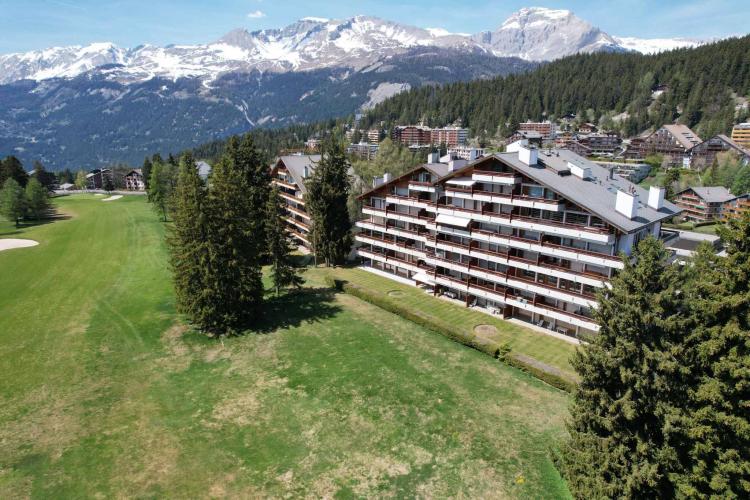 Appartamento attico di 6,5 locali con vista sul campo da golf e panorama mozzafiato + studio.