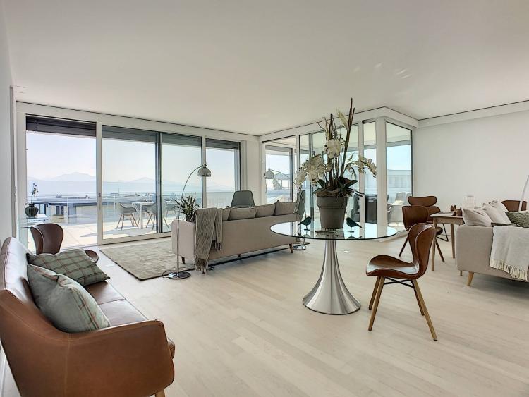 Splendido attico con vista sul lago e sul porto privato.