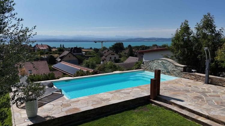 Elegante residenza familiare con vista lago.