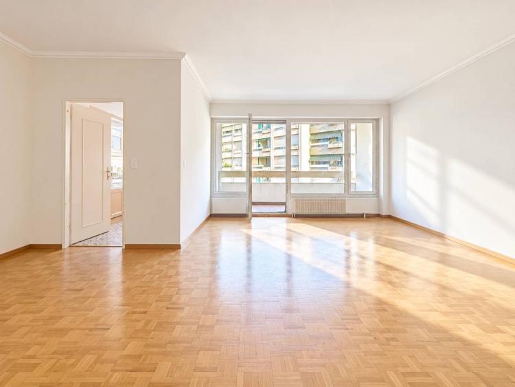 EXKLUSIV: Großzügige 4-Zimmer-Wohnung mit Fenstern auf beiden Seiten, in der Nähe des Stadtzentrums