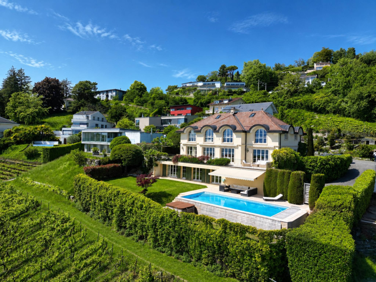 Esclusiva di Lutry: villa di 420 m2 con vista panoramica sul lago.