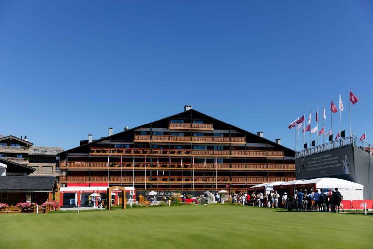 EXCEPTIONAL LOCATION – 4.5-ROOM APARTMENT WITH STUNNING GOLF VIEWS & SEPARATE STUDIO
