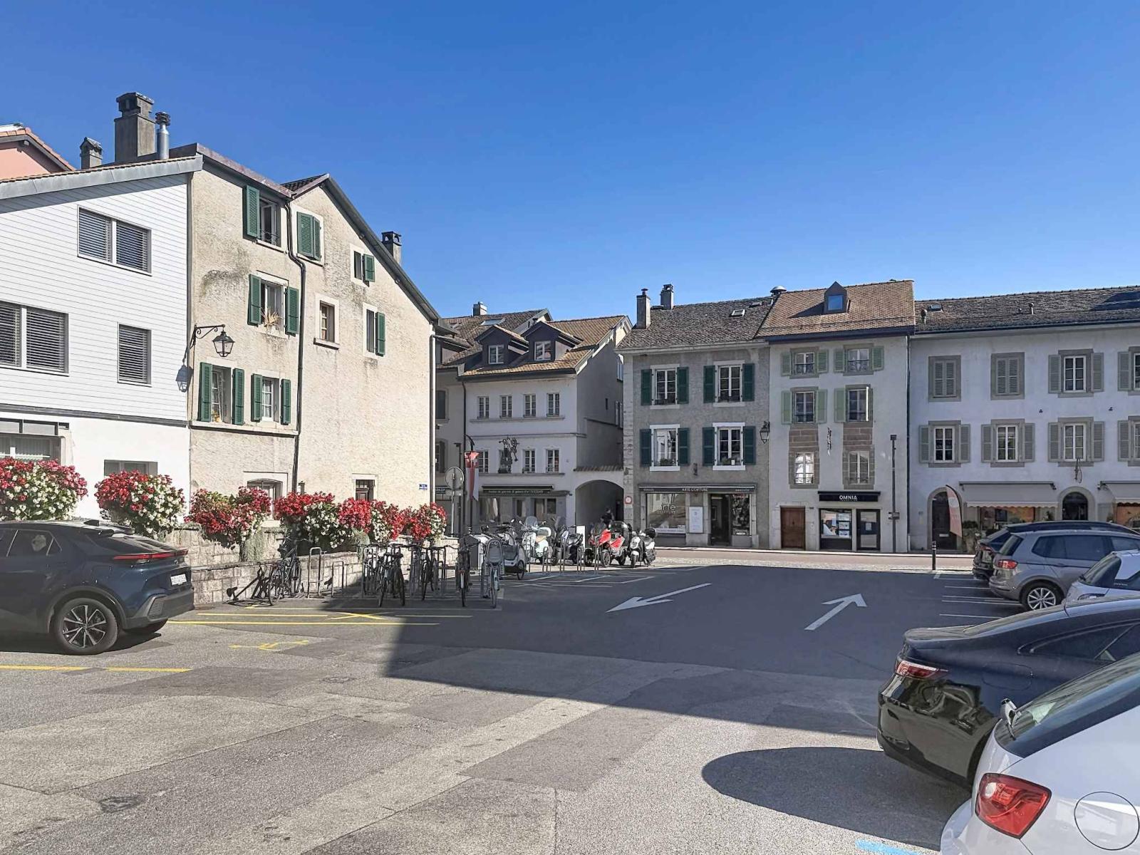 ESCLUSIVA - Piccolo edificio a uso misto nel cuore del villaggio